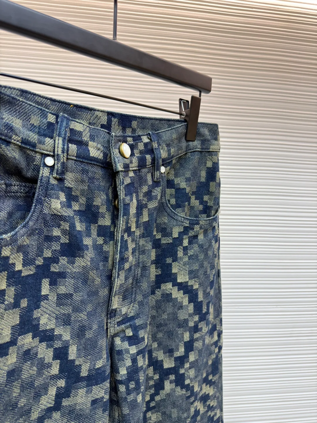 LOUIS VUITTON snake-print jeans ●Original version: Purchased and developed by 16205 ●Item number: 1681013-B55 ●Fabric: denim fabric ●Technology: Distressed production ●Version: fitted version ●Weight: about 885 grams ●Size: 28-30-32-34-36 ●Description: Customized Snakoflage denim for the spring and summer show by Pharrell The Damoflage pattern written by Williams is transformed into a pixel-effect snake jacquard. The customization cycle is 25 days. The whole body is fixed and counter-cut, including the back pocket splicing, which is fully aligned with the body. It is made of artificial pearls with a pure copper distressed base. The leather tag on the back waist is made of suede and has a high-temperature embossed checkerboard Fei Dong logo. The overall wiring is straight and delicate, the fabric is comfortable and soft, and the color is consistent without color difference. It can be matched with the same style to create a fashionable look and control various occasions. Customized accessories, complete with three standards, same style for men and women!